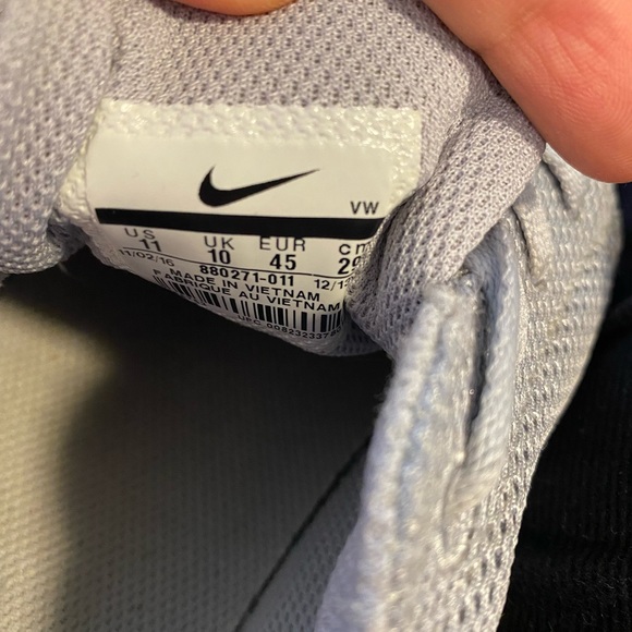 Nike gray athletic shoes - Picture 2 of 5